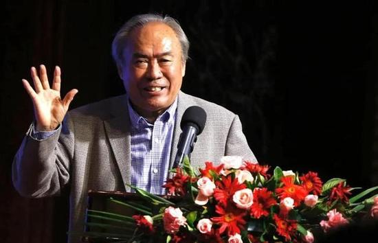 李媛媛哭着嗯了一声，啜泣道：安叔叔，那我先不跟您说了，等到了纽约再当面听您的好消息。